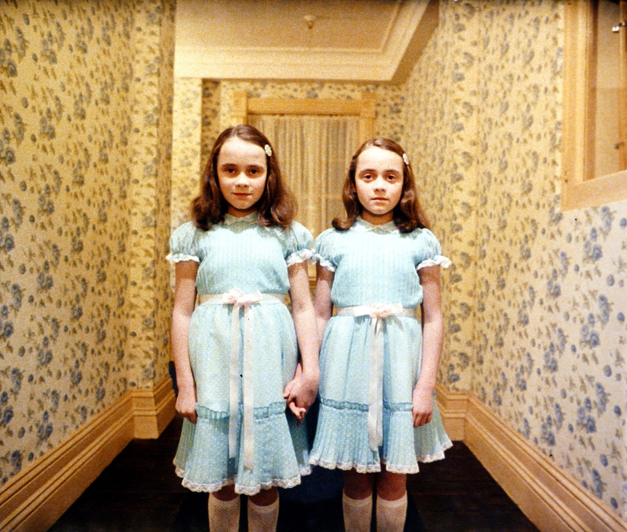 Где близнецы. Стэнли Кубрик близняшки. The Shining близняшки. Сестры Грейди. Сияние близняшки Грэди.