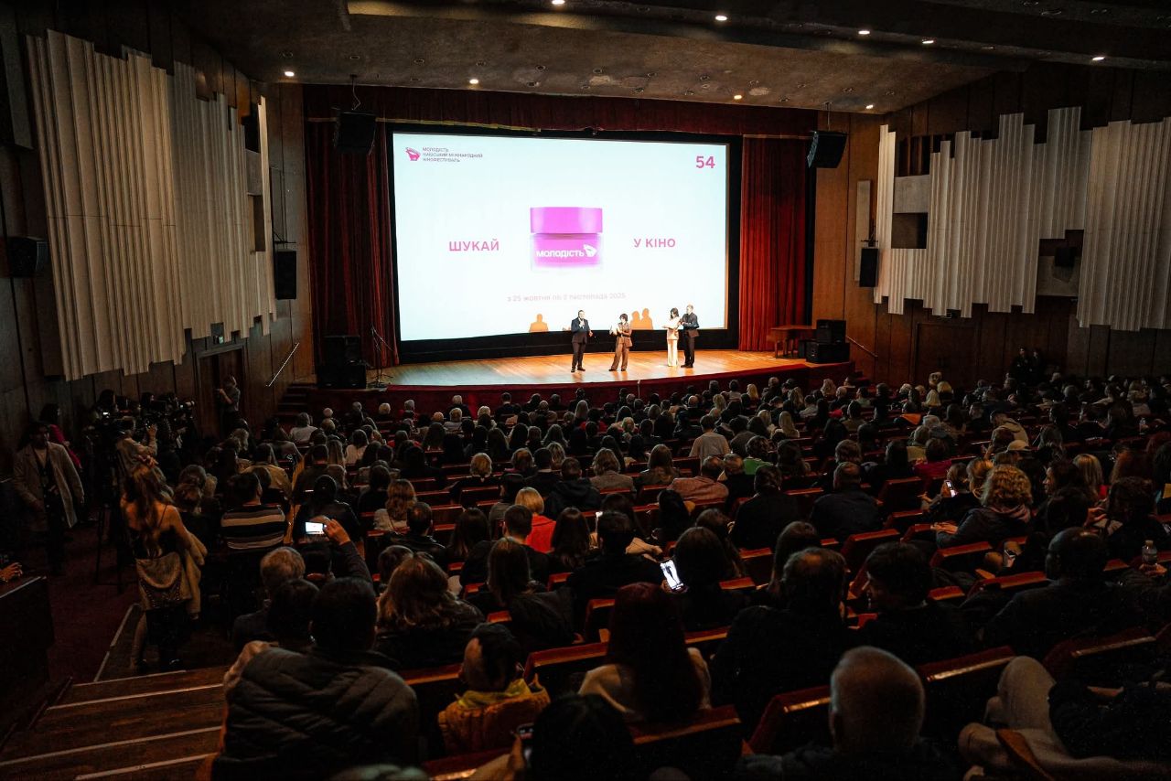 Сексуалдық әке қызын шомылдырады